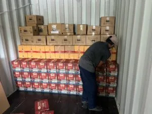 Загрузка контейнера с продуктами питания для экспорта из Таиланда в Россию. Процесс подготовки товаров для доставки.