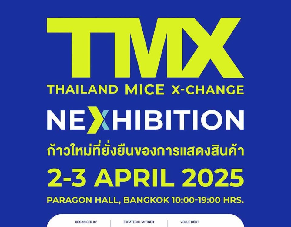 Посетители и участники на Thailand MICE Expo 2025, обсуждающие инновационные решения для MICE-индустрии в современном выставочном центре Paragon Hall, Бангкок.