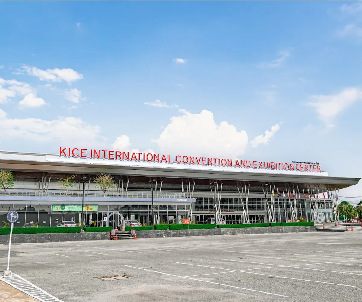 KICE (Khonkaen International Convention & Exhibition Center) — современный выставочный центр с площадью 7,510 м² внутри и 4,680 м² снаружи, без колонн внутри, идеально подходит для конференций, выставок и концертов.